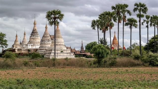 Die Geschichte von Bagan lässt sich bis etwa in das 2. Jahrhundert n. Chr. zurückverfolgen, da in dieser Zeit der Grundstein für die spätere Königsstadt gelegt wurde. Wirklich von Bedeutung war Bagan ab 1044, denn zu dieser Zeit begann das sogenannte Goldene Zeitalter von Bagan unter dem König Anawratha. Seit seiner Thronbesteigung wurden bis zur Eroberung der Stadt durch die Mongolen mehr als 13.000 Tempel gebaut.